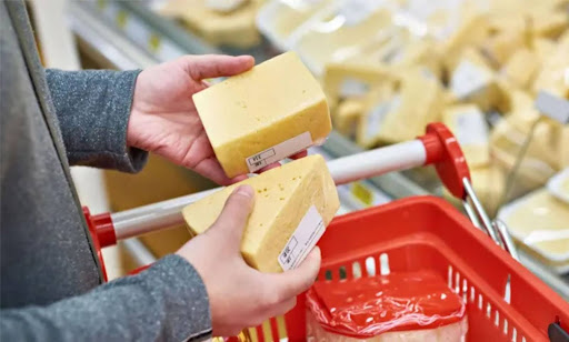 Por que o preço do leite desabou, mas o queijo e a manteiga continuam caros?