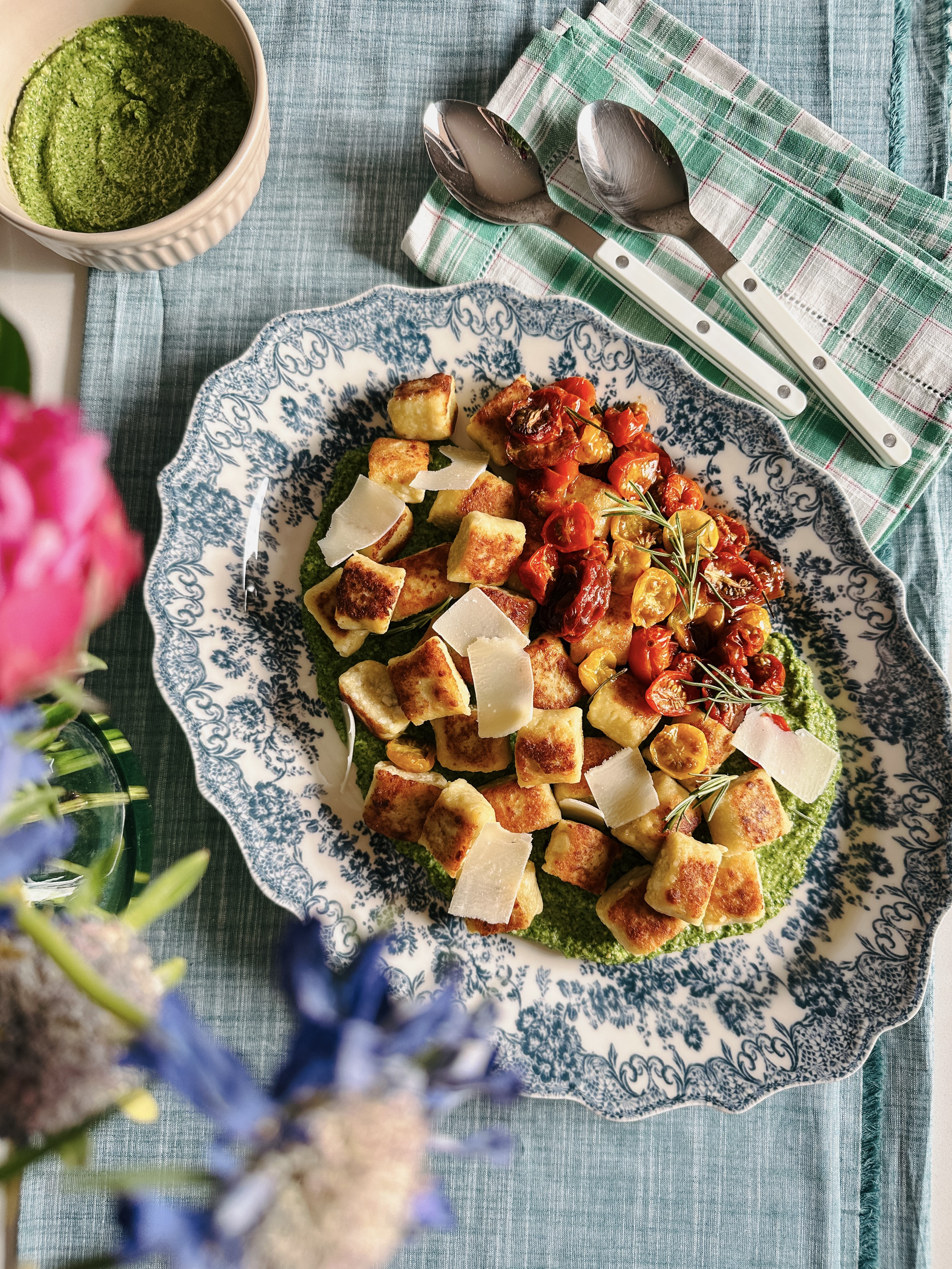 Nhoque de Ricota com Pesto de Rúcula e Tomatinhos Assados