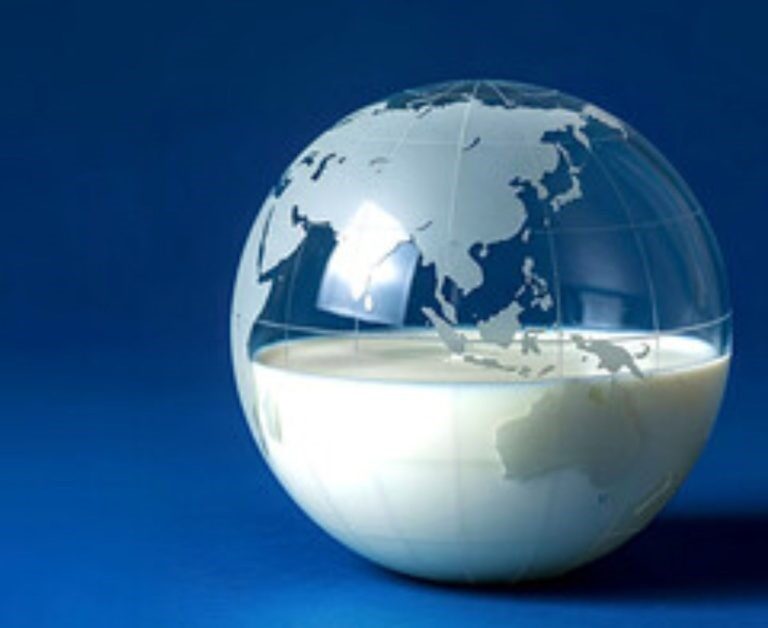 StoneX alerta: preço do leite ao produtor seguirá pressionado, enquanto produção recorde e importações moldam o cenário global e nacional.