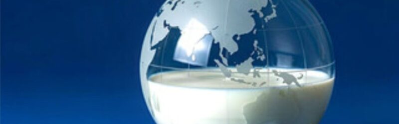 StoneX alerta: preço do leite ao produtor seguirá pressionado, enquanto produção recorde e importações moldam o cenário global e nacional.