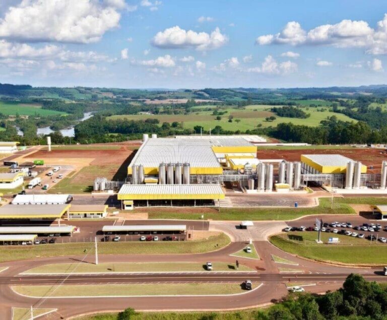 Nova planta da Piracanjuba no Paraná combina processamento, automação e um sistema capaz de modificar a composição do leite antes da fabricação.